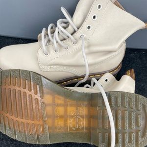 DR MARTENS combat boots. Size 7.